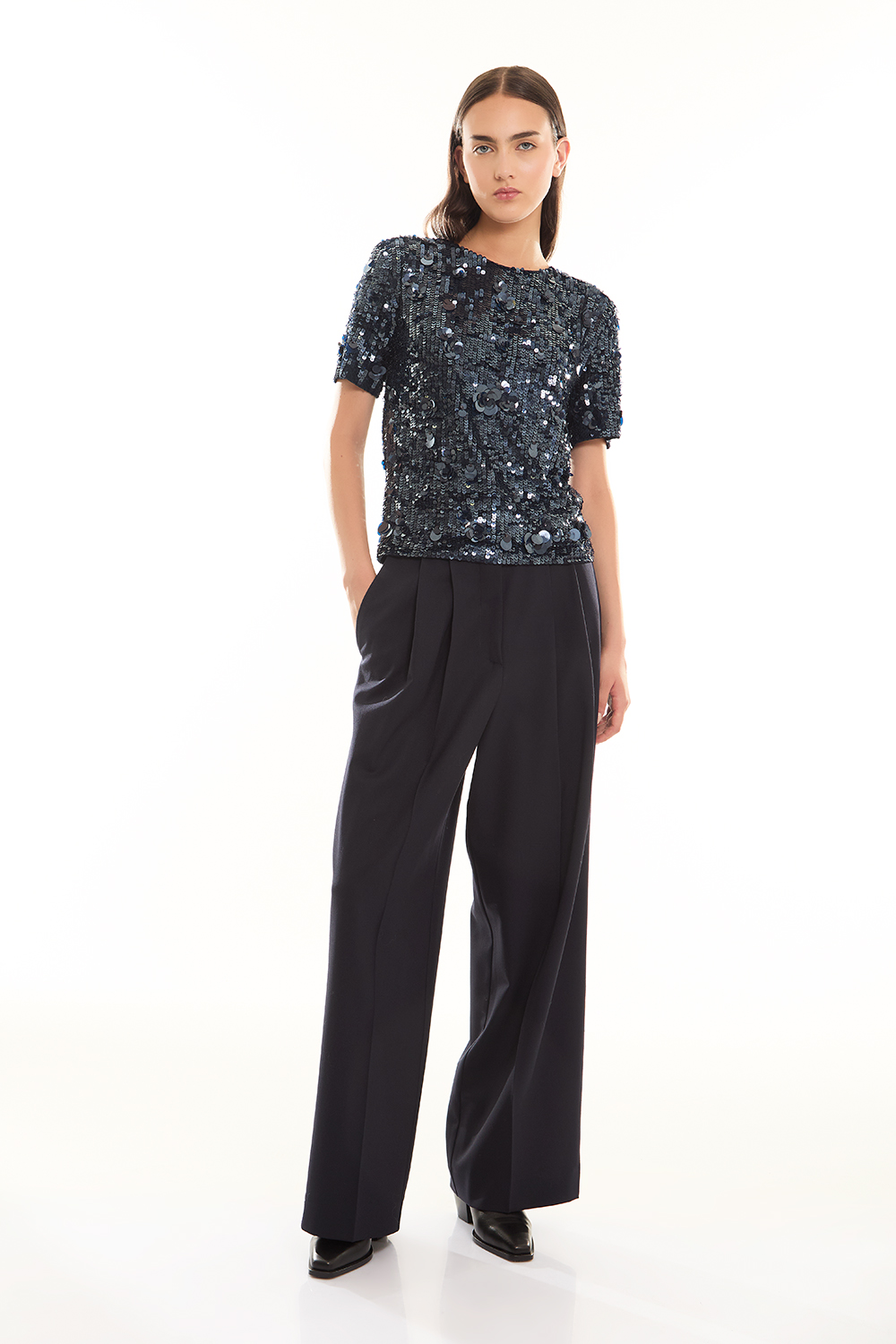 GLOWD311625_012_A24,alt-1