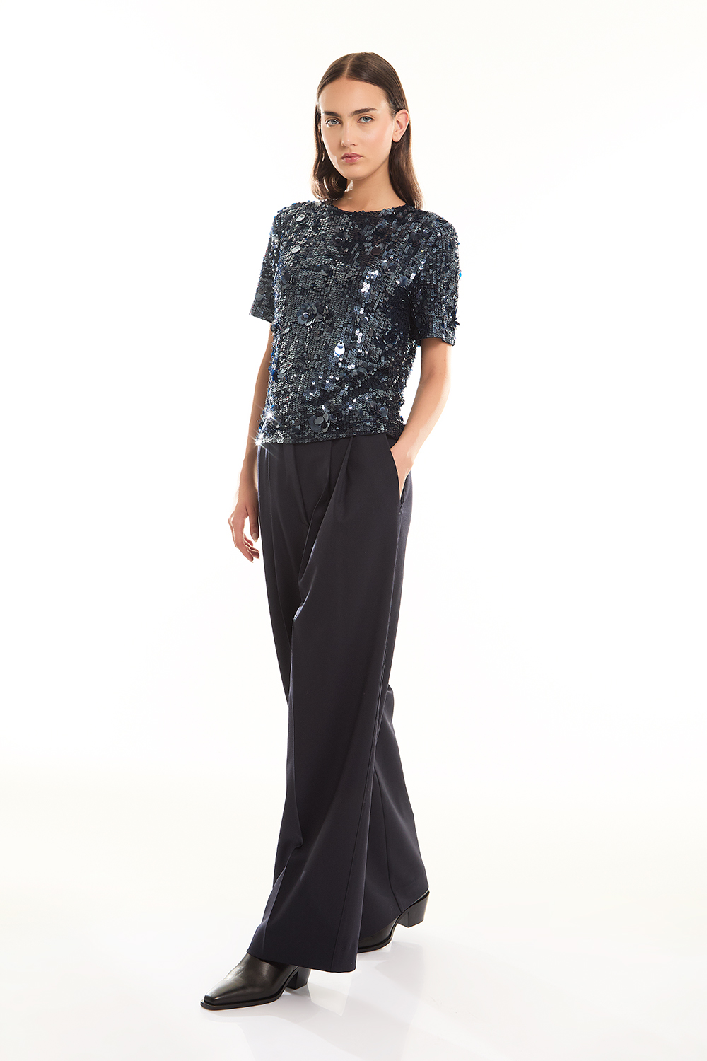 GLOWD311625_012_A24,alt-2