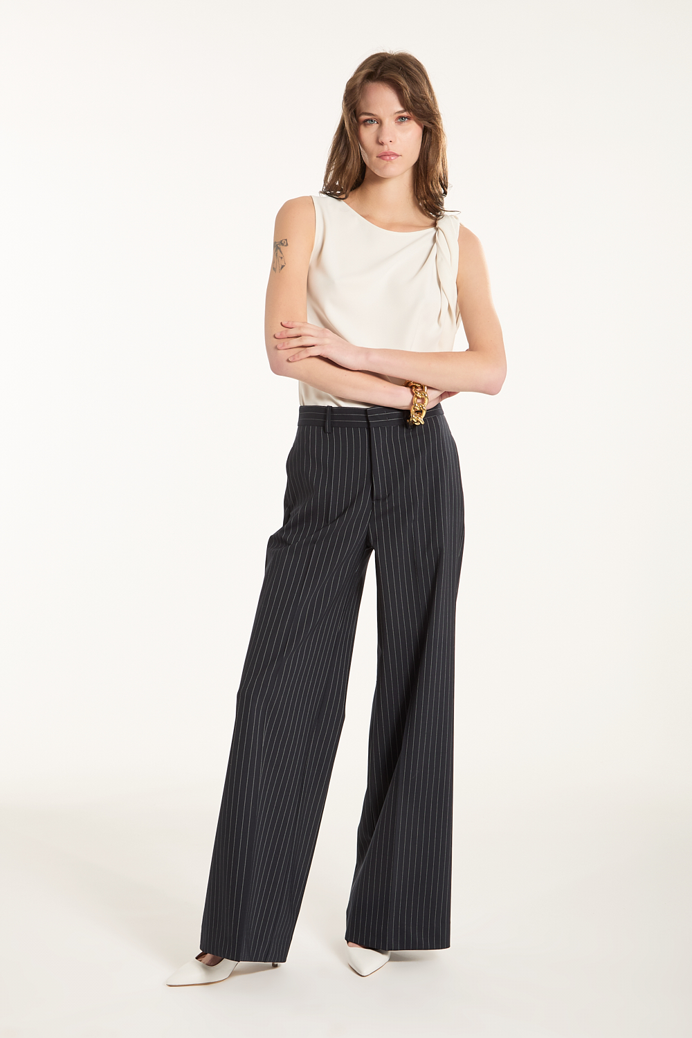 LIBRAD232245_812_S25,alt-1